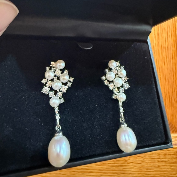 Elegant Pearl and Silver Earrings - Picture 1 of 1
